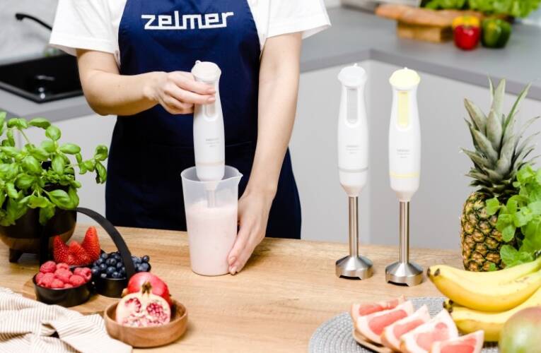 Blender ręczny marki Zelmer wykorzystywany w kuchni do zrobienia smoothie
